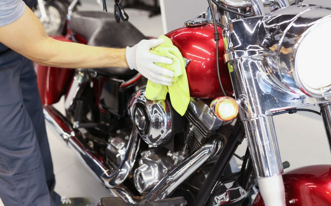 Multicleaner Pinalen® Original cleans mud and oil stains from motorcycles